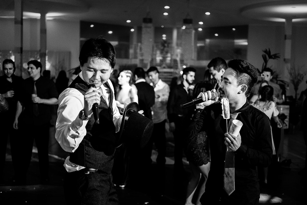 Foto de noivo se divertindo com convidados