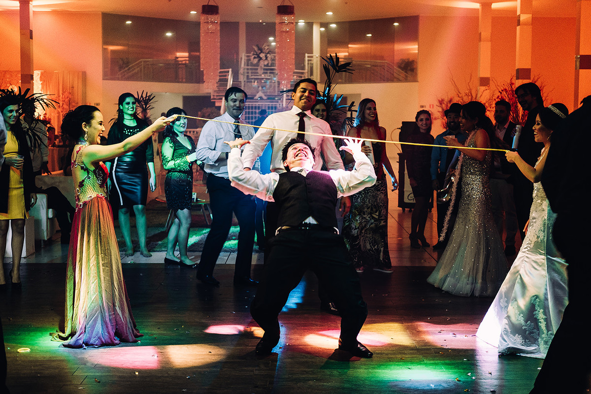 Noivo se divertindo bastante em fotografia de casamento