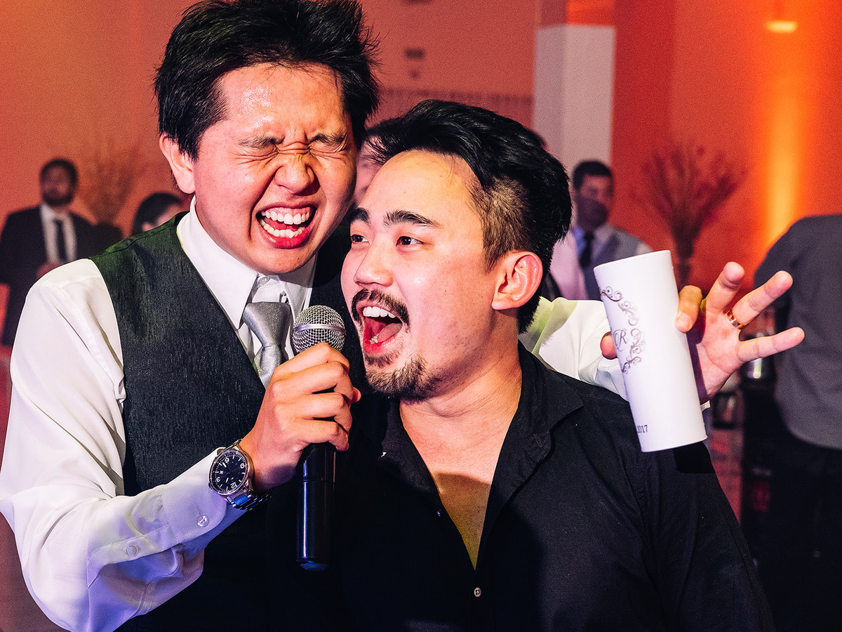 Noivo virando cantar em balada de casamento