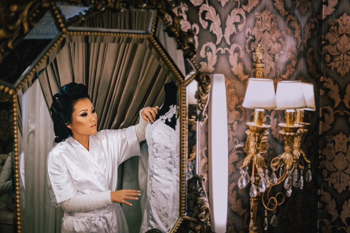foto da noiva admirando o vestido