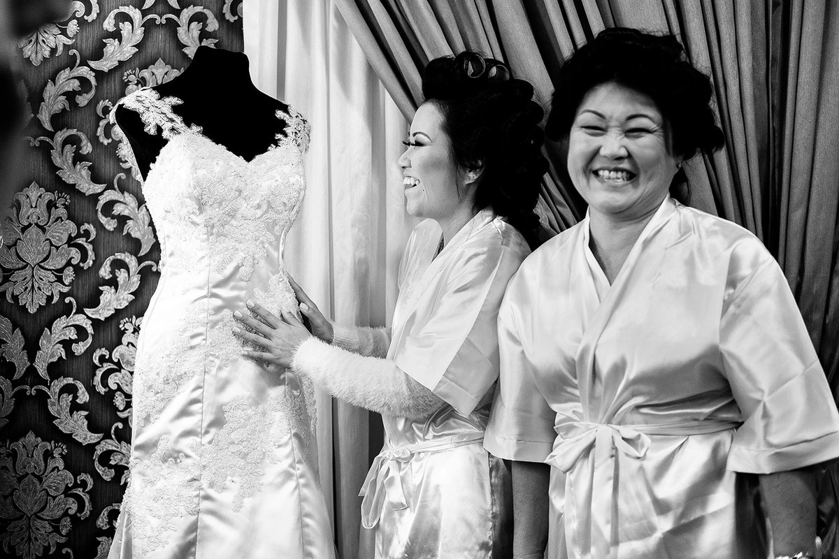 Mae da noiva rindo em making of