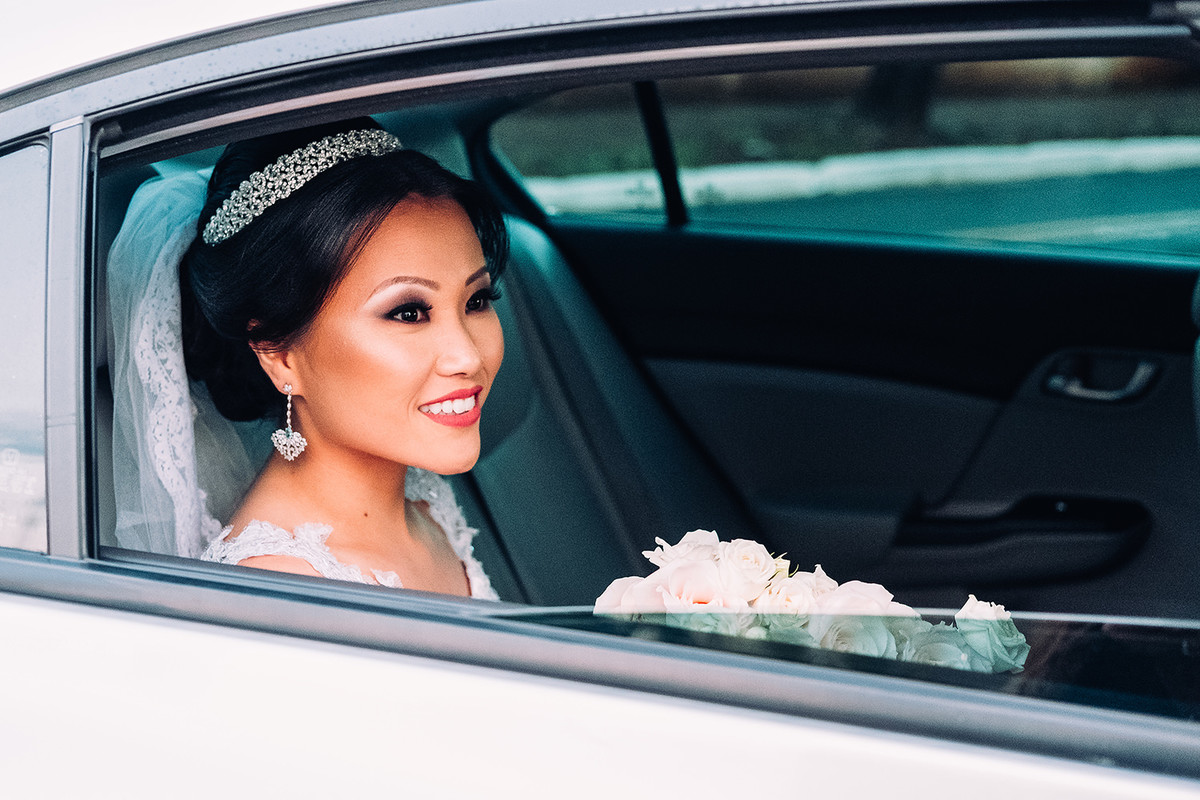 Foto da Noiva esperando no carro o momento de entrar na igreja
