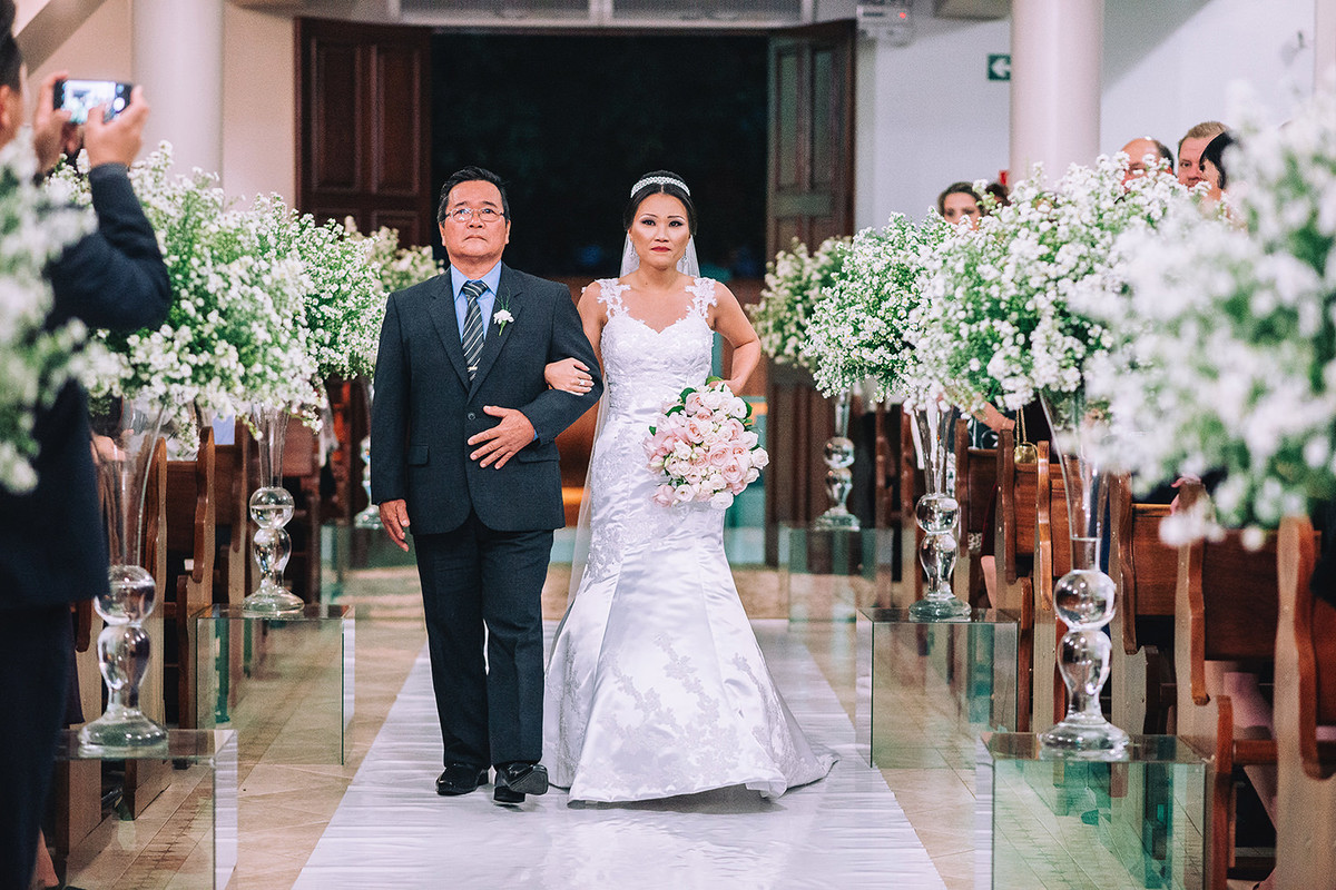 Noiva entrando na igreja com o pai emocionado em Maringá-PR
