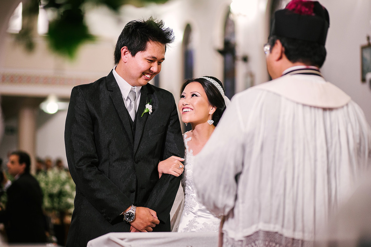 Momento romantico em cerimonia de casamento