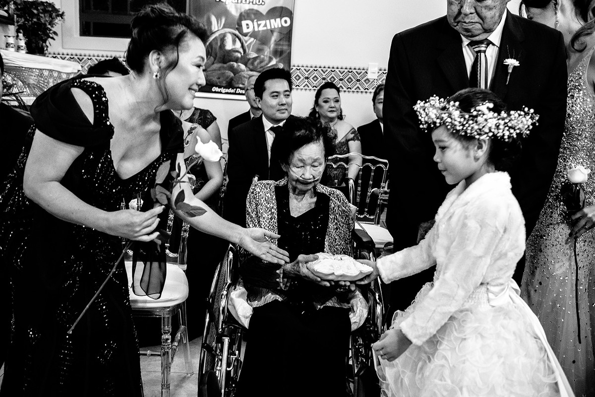 Foto da avó abençoando as alianças em Casamento de Rickardo Andrade