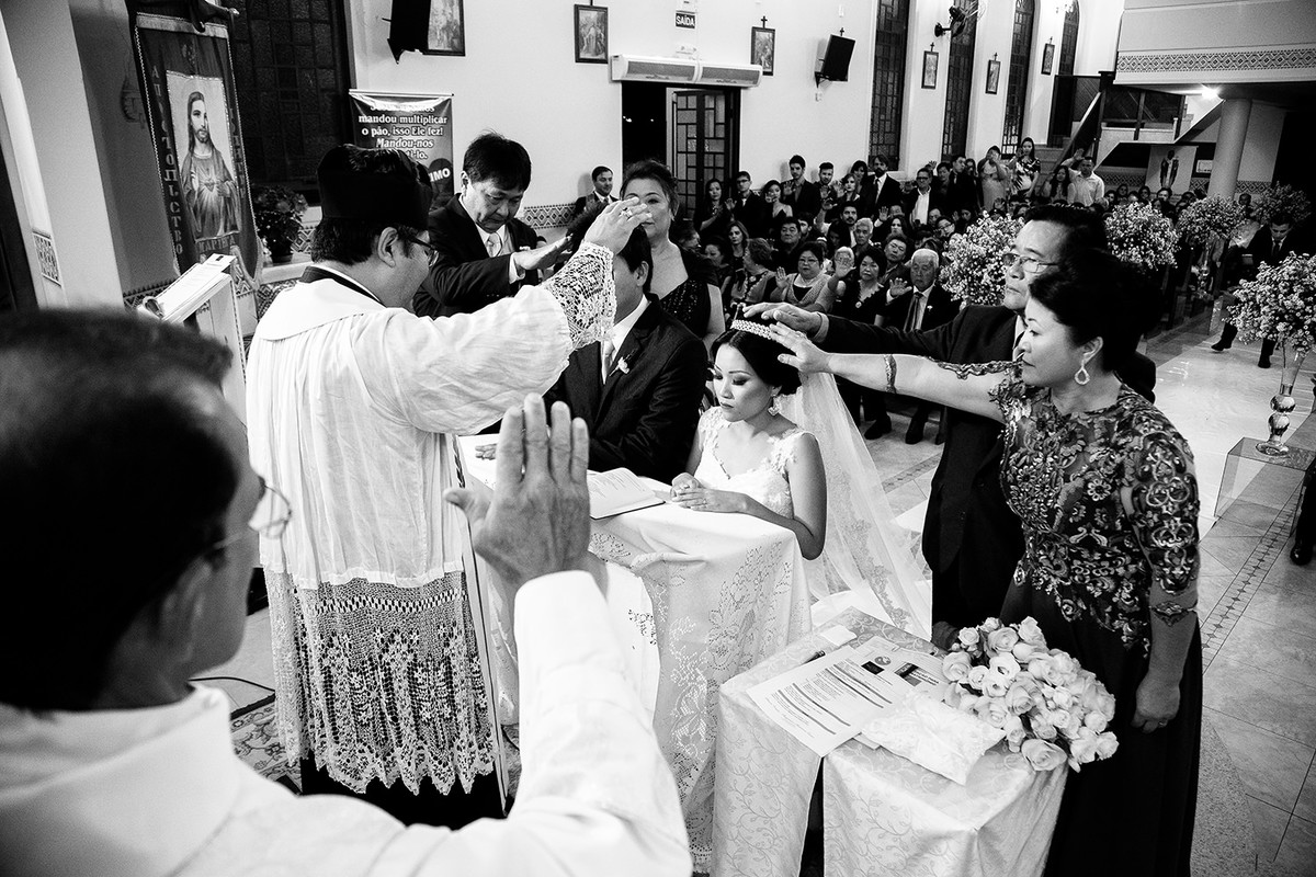 Foto da benção dos noivos em cerimonia de casamento