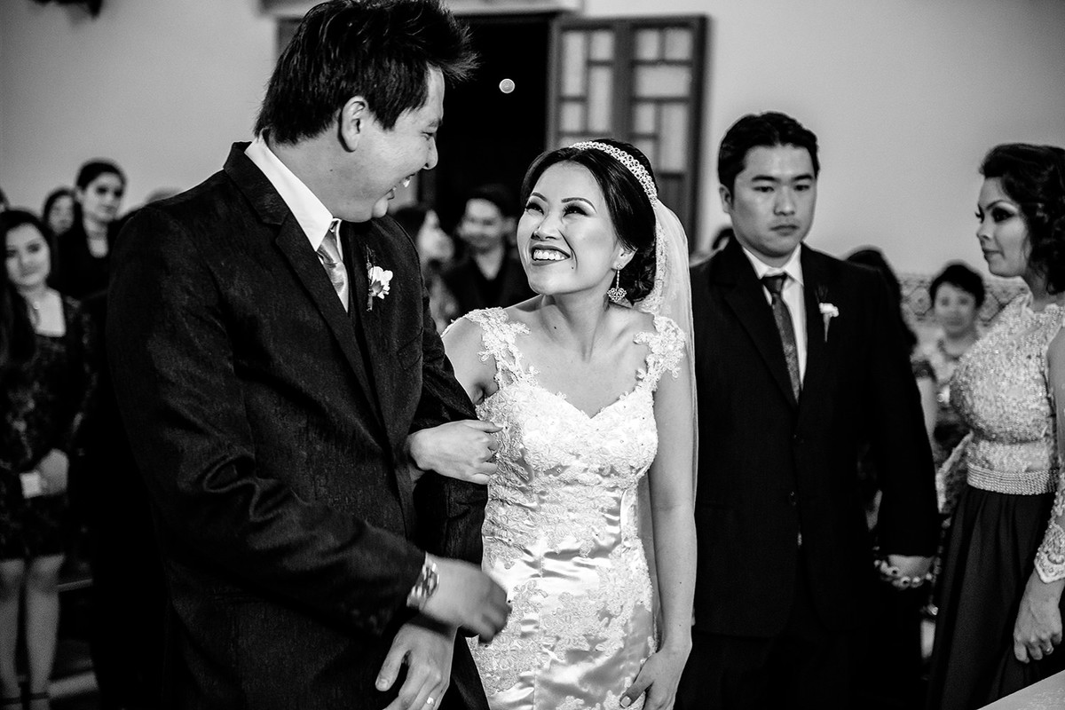 Fotografia dos noivos se olhando durante cerimonia de casamento