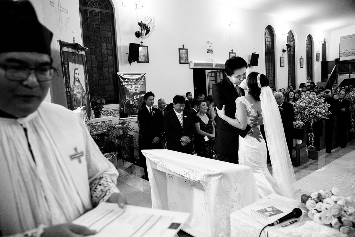 foto do beijo dos noivos em Maringá-PR