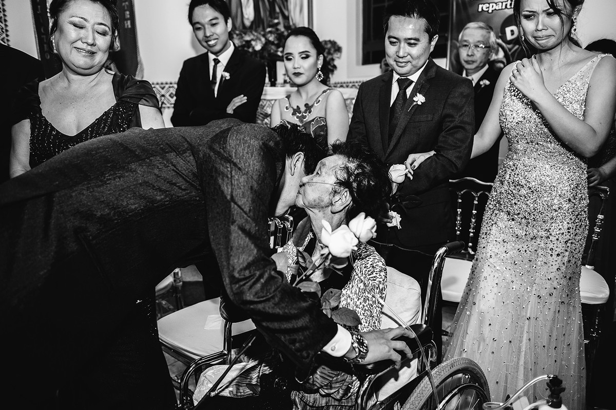 Noivo beijando a avó, momento emocionante na cerimônia de Katia e Renato