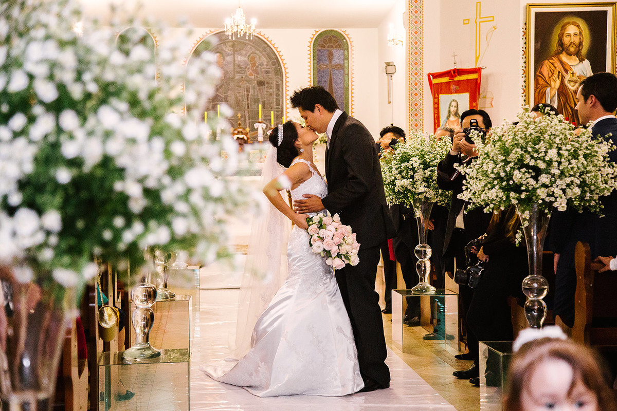 Foto do beijo dos noivos em Maringá-PR