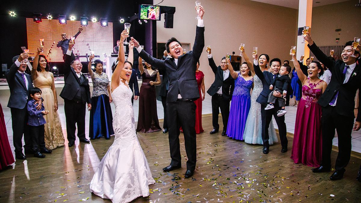 Fotografia do Brinde divertido dos noivos