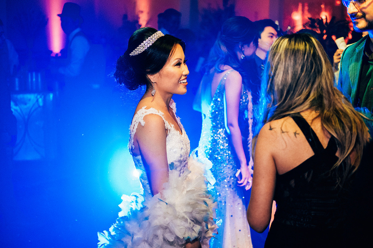 Foto da noiva durante a balada de casamento