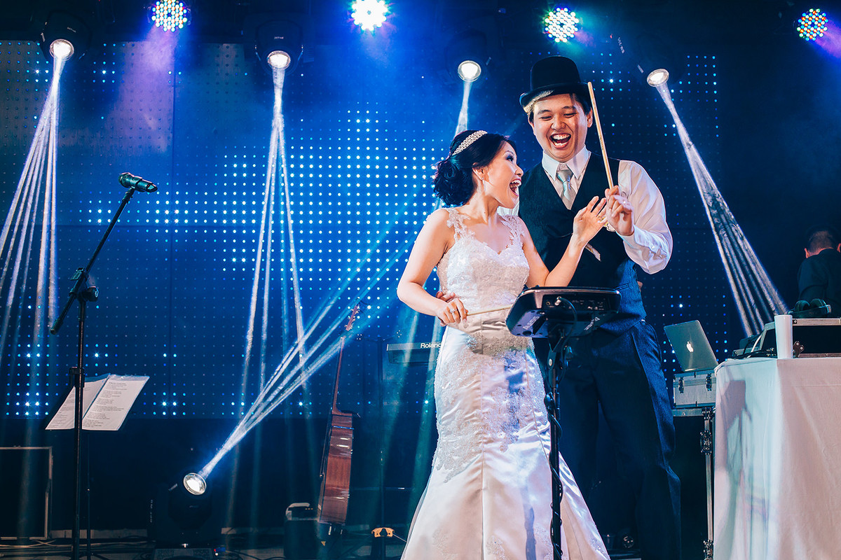 Foto de Casal tentando tocar instrumentos no palco da balada