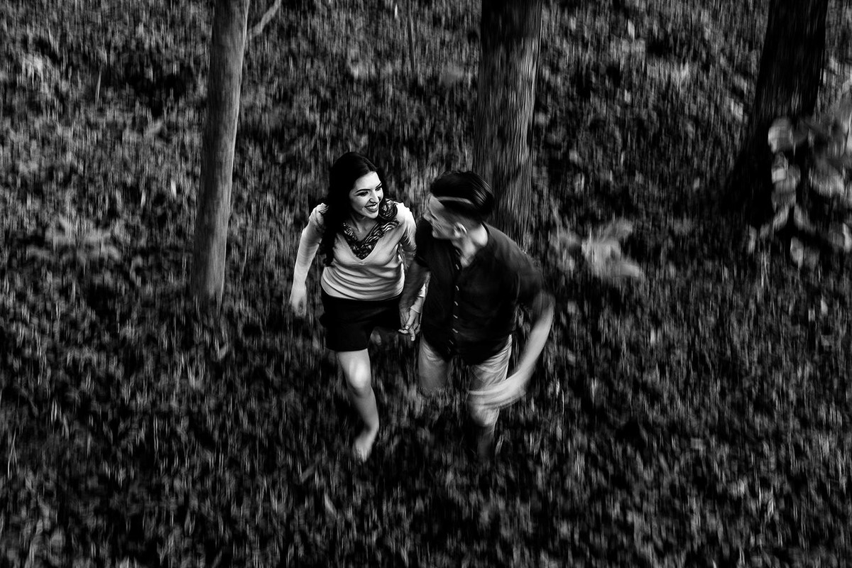 ensaio de casal foto do casal correndo