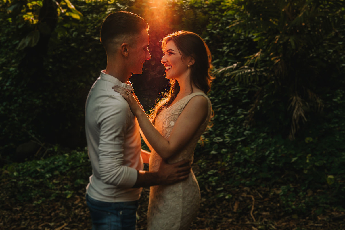 Sol iluminando foto de casal