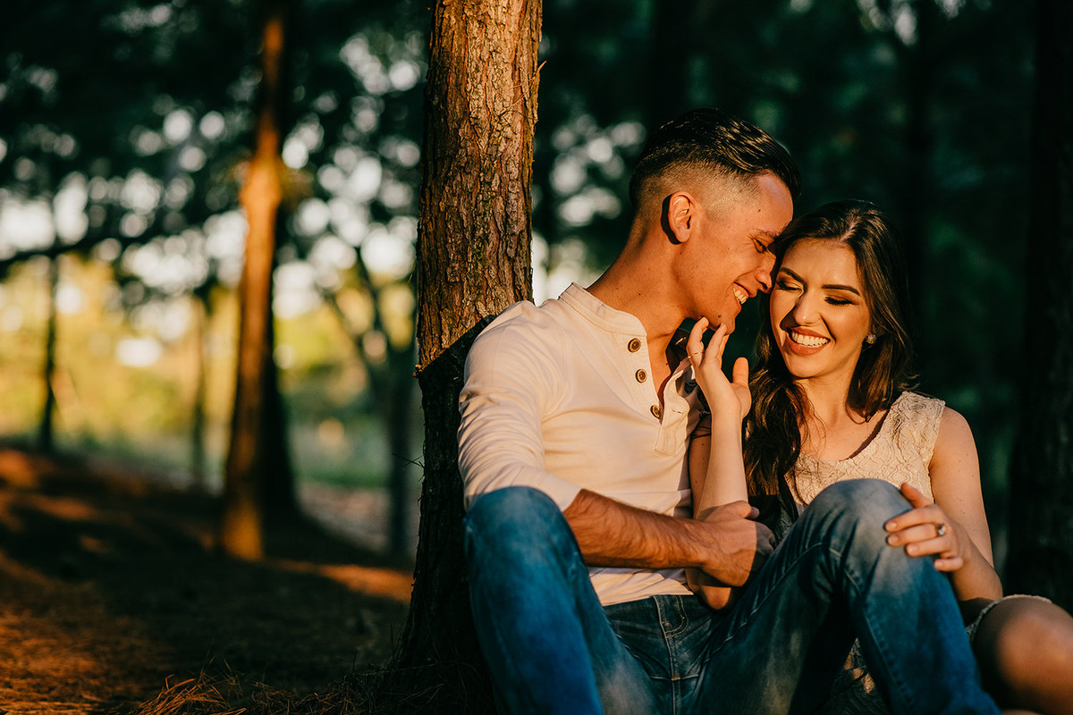 casal namorando em plantação de Eucalipto