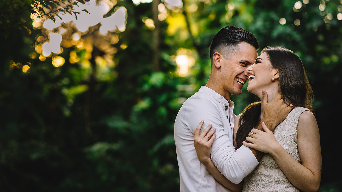 Foto de casal rindo em ensaio de casamento