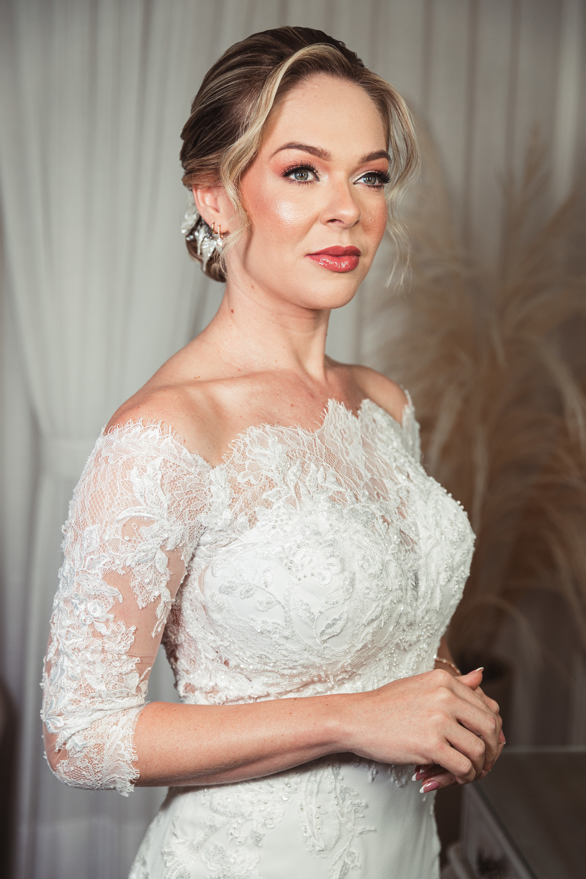 Maquinagem delicada e leve para noiva com penteado preso 