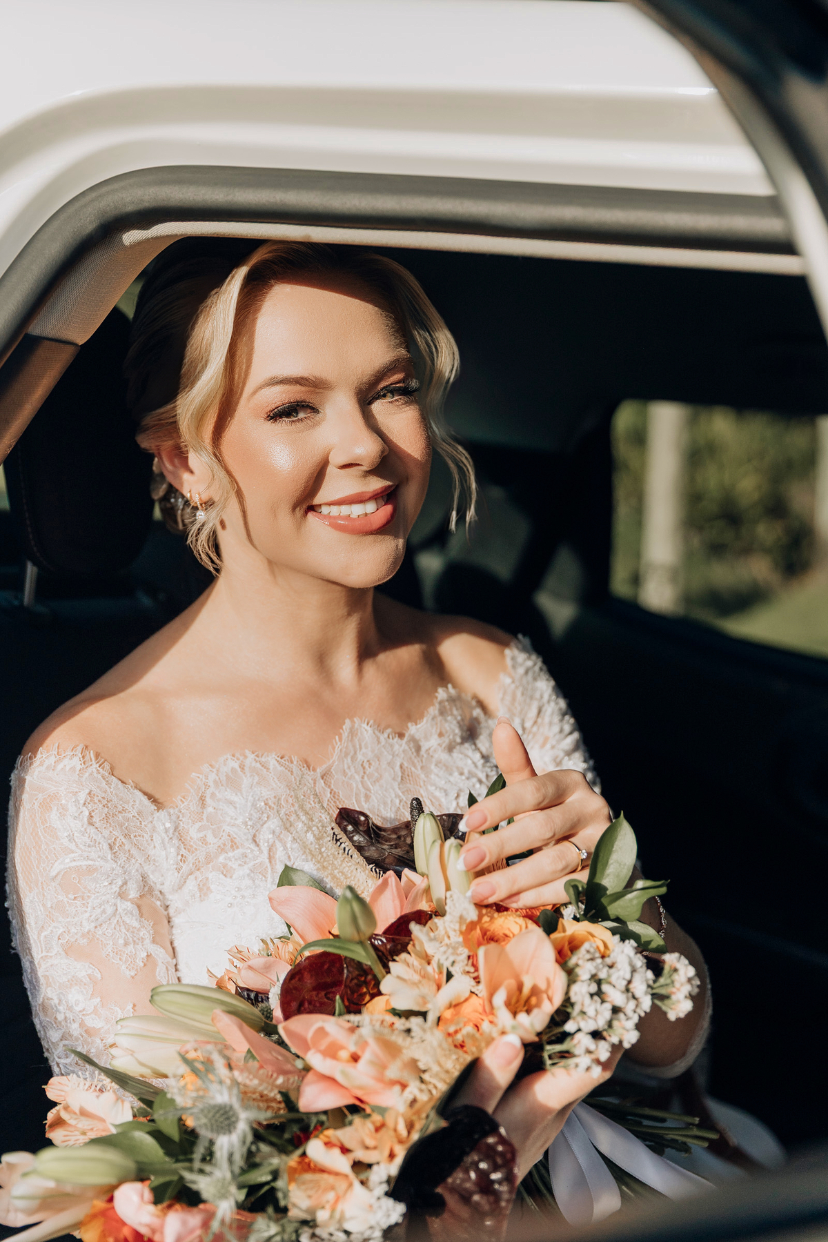 Noiva com buquê com a luz natural no Éden Garden Eventos em Maringá