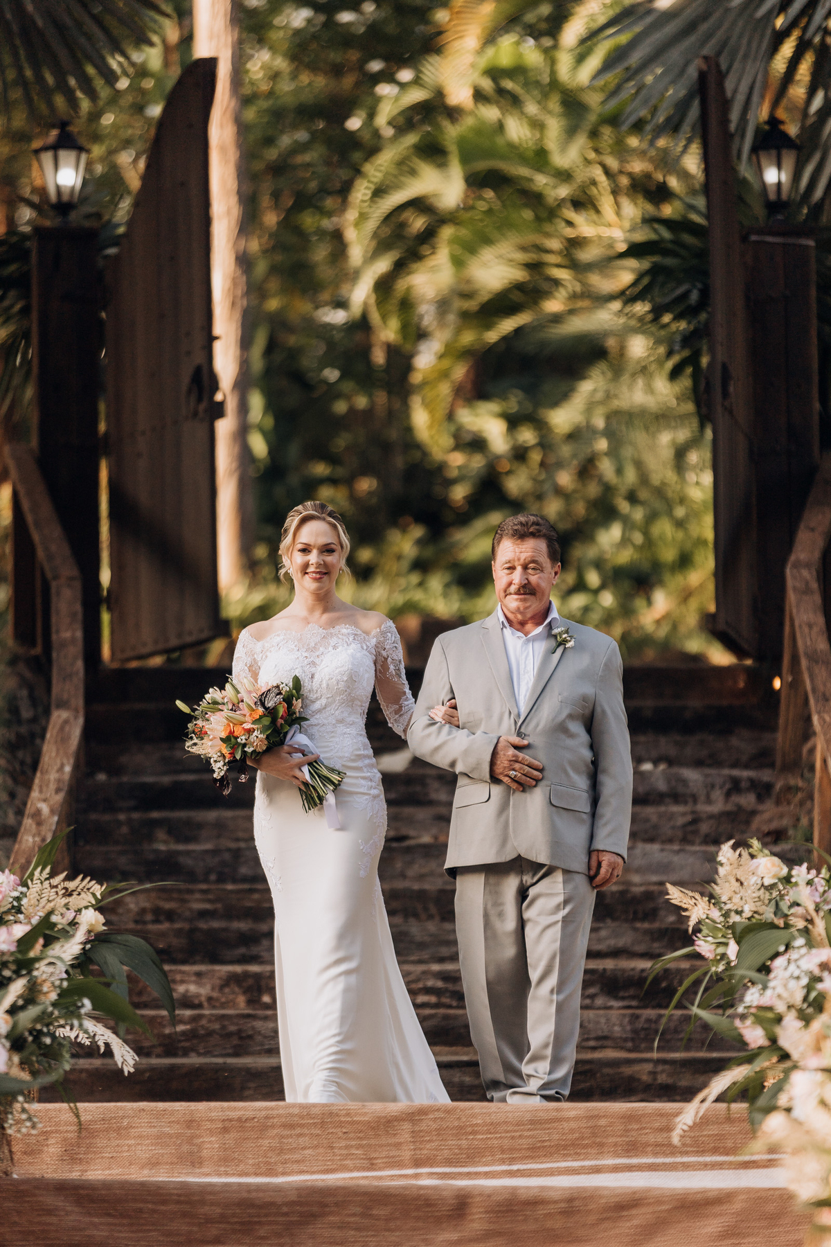 Noiva na entrada do seu casamento com seu pai segurando seu buquê cerimonia ao ar livre em maringá