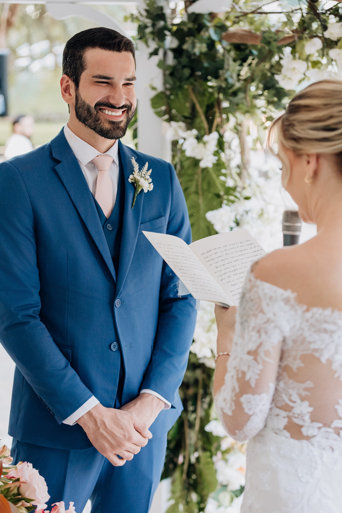Momento da noiva ler os seus votos para o casamento ao ar livre em Maringá 