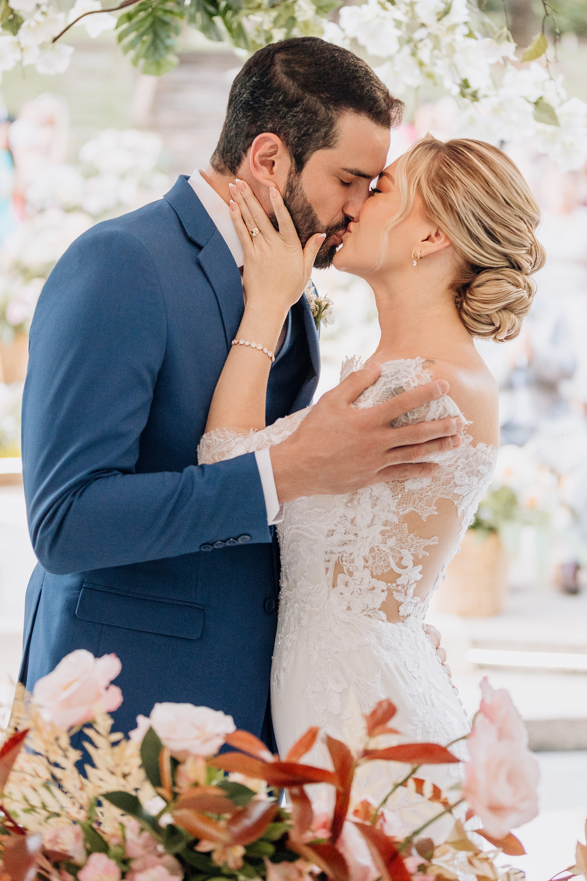 Beijos dos noivos apaixonados durante a cerimônia fotos estilo foto jornalismo para casamento ao ar livre em maringá 