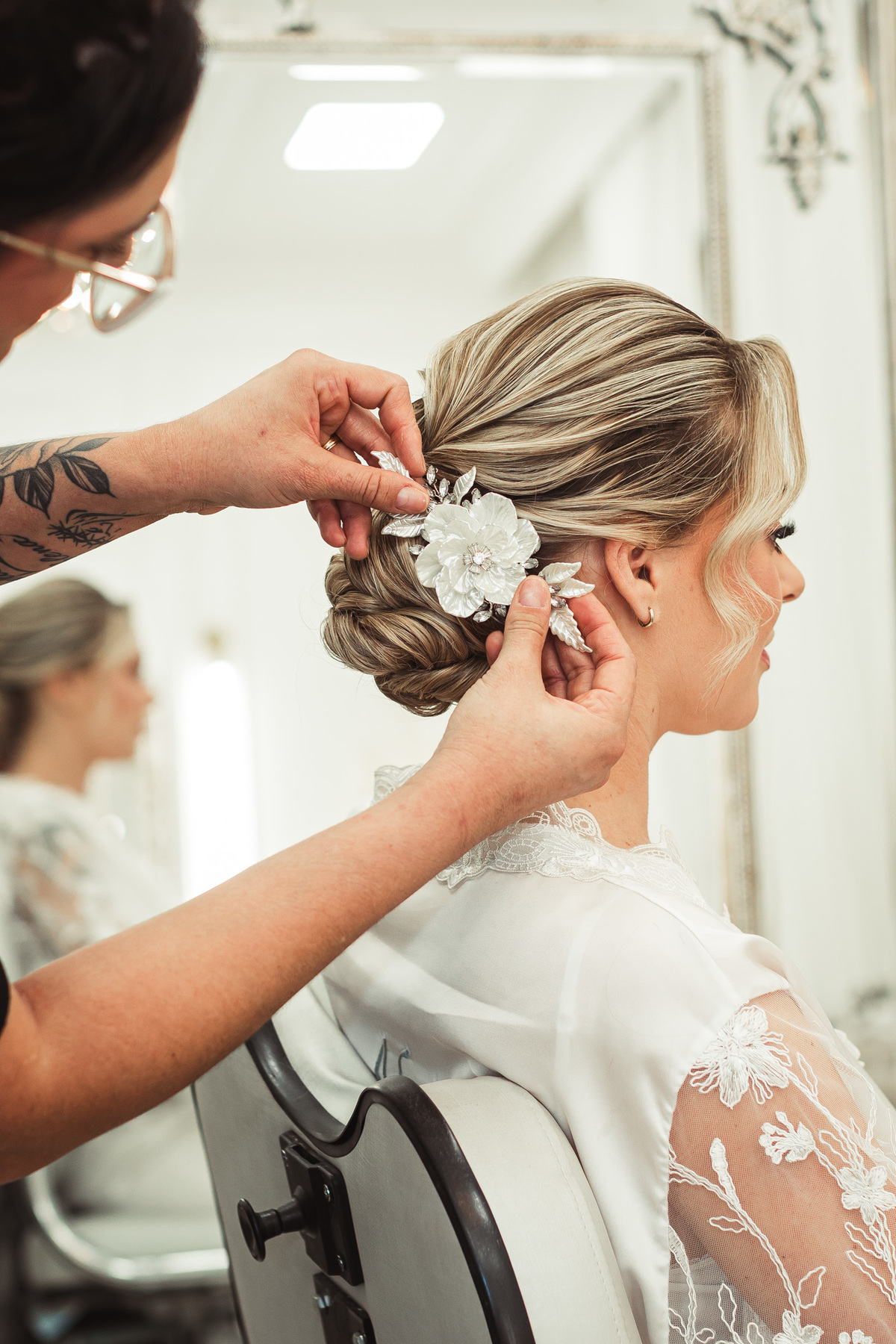 Acessórios para o penteado da  noiva  penteado para casamento diurno 