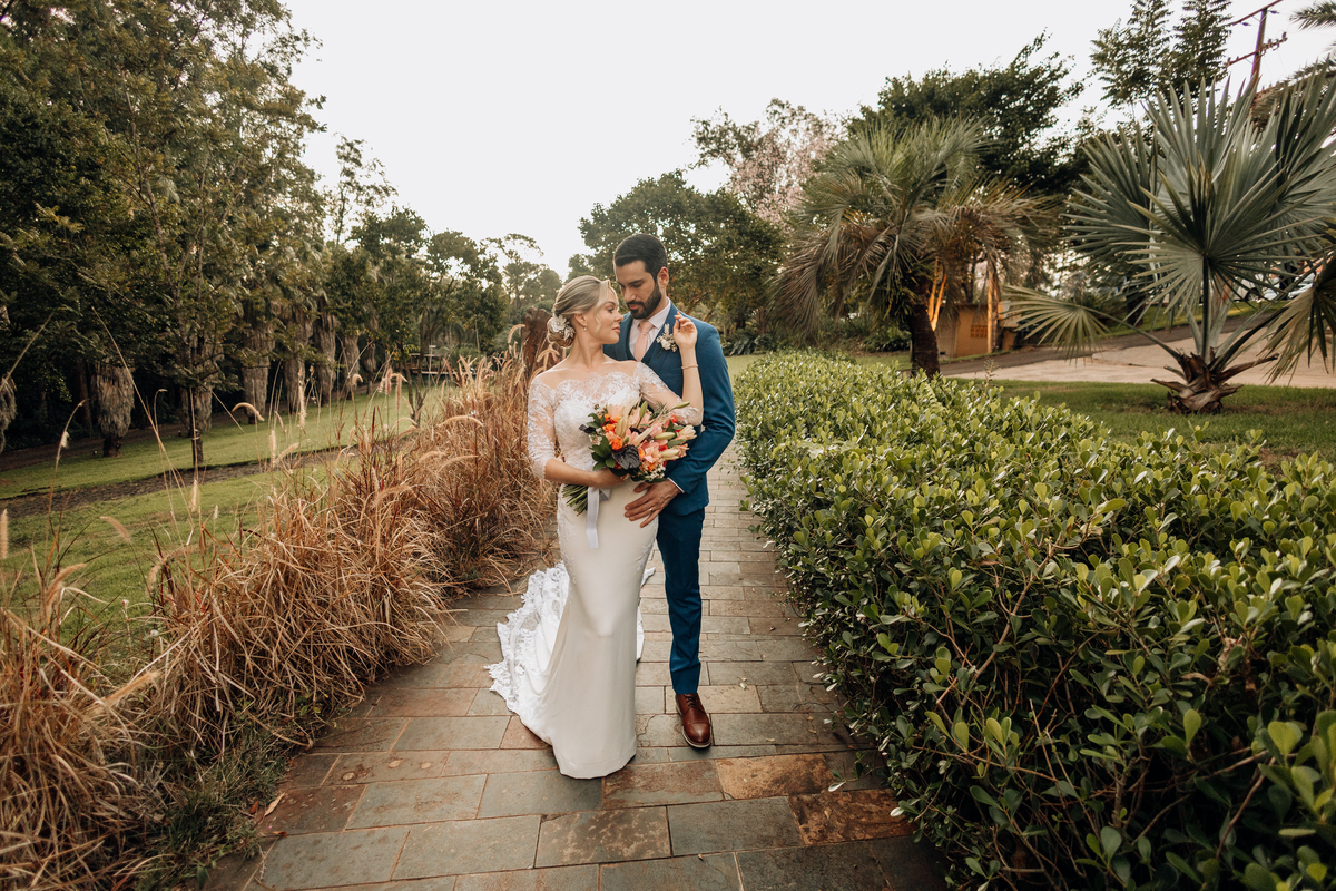 Abraços dos noivos durante o ensaio com o melhor fotografo do Paraná em casamento ao ar livre no Éden Garden Eventos
