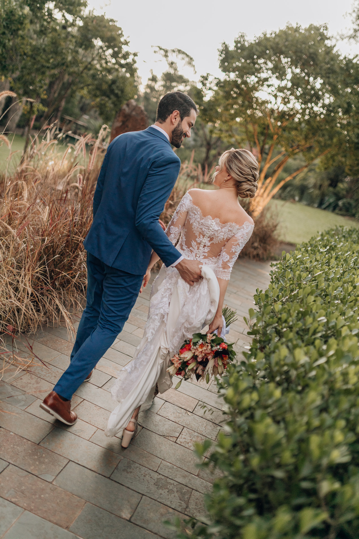 Vestido de renda e ombro a ombro com cauda loja marbo estilo de fotos espontaneas e fotojornalismo para casamento em maringá