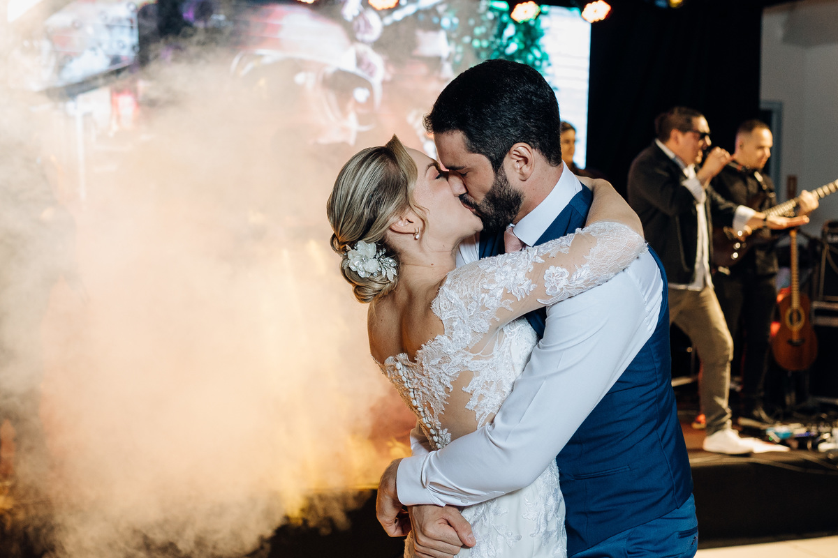Noivos na pista de dança com fumaça no Éden Garden Eventos em Maringá 