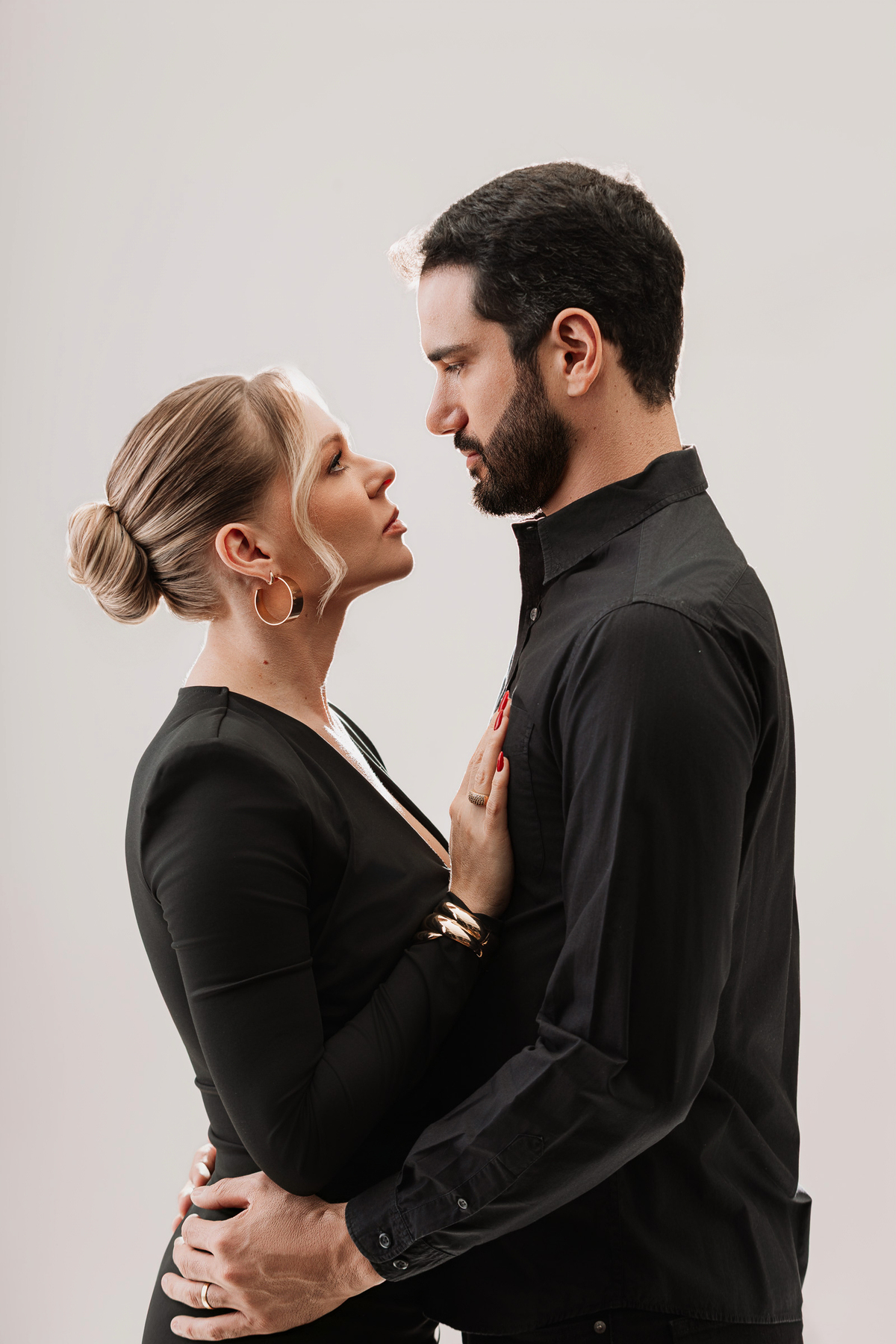 Ensaio de casal elegante em Maringá com look preto 