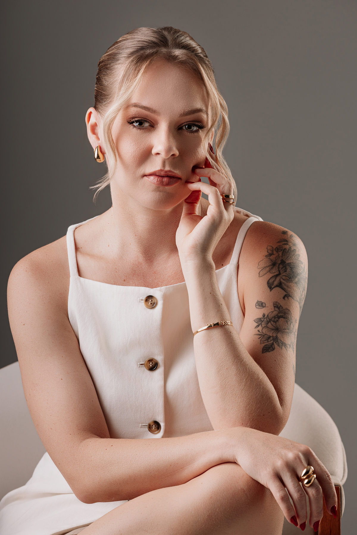 Noiva com penteado clean e com roupa elegante 