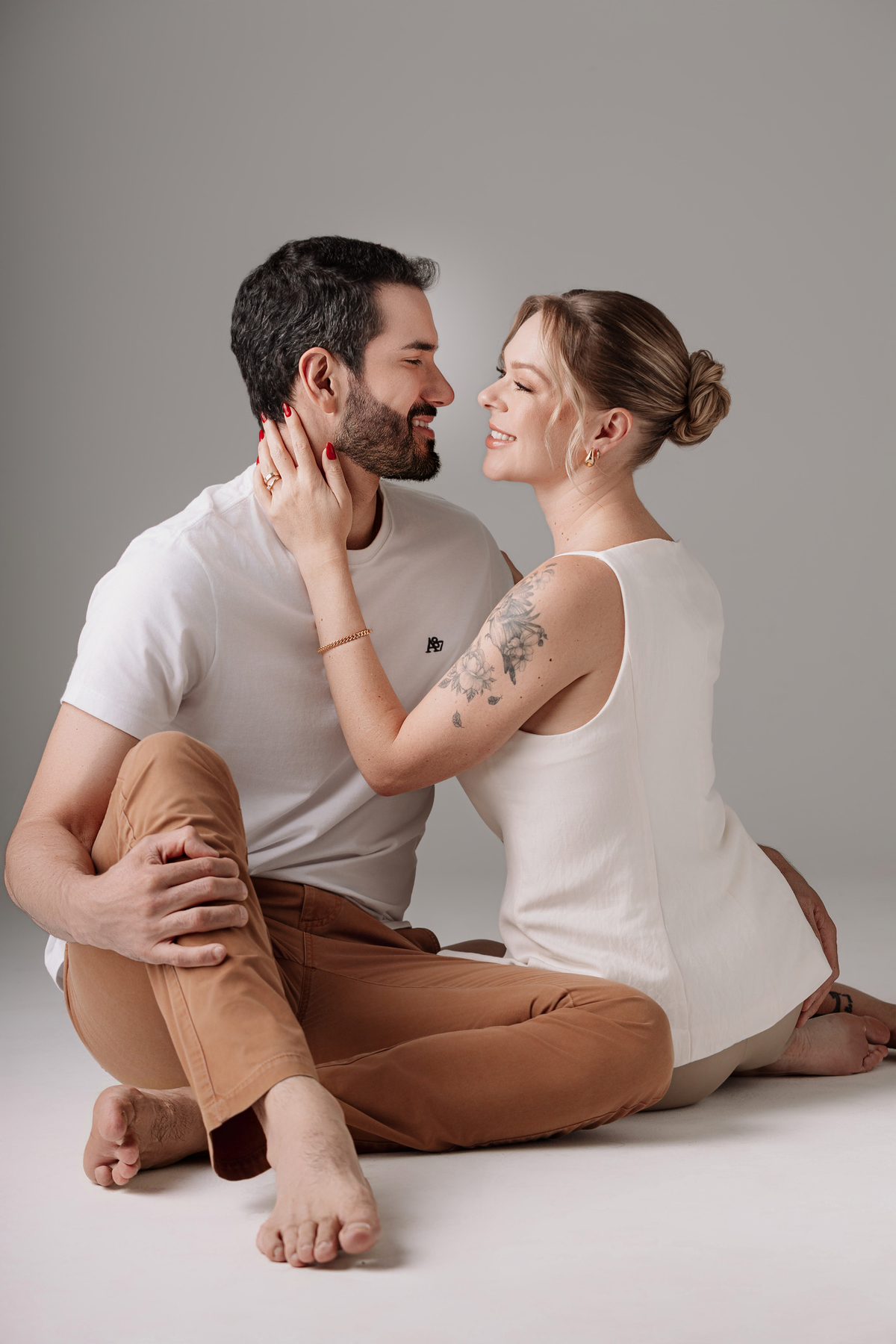 Ensaio fotográfico casual com look branco  ensaio minimalista de pré-wedding