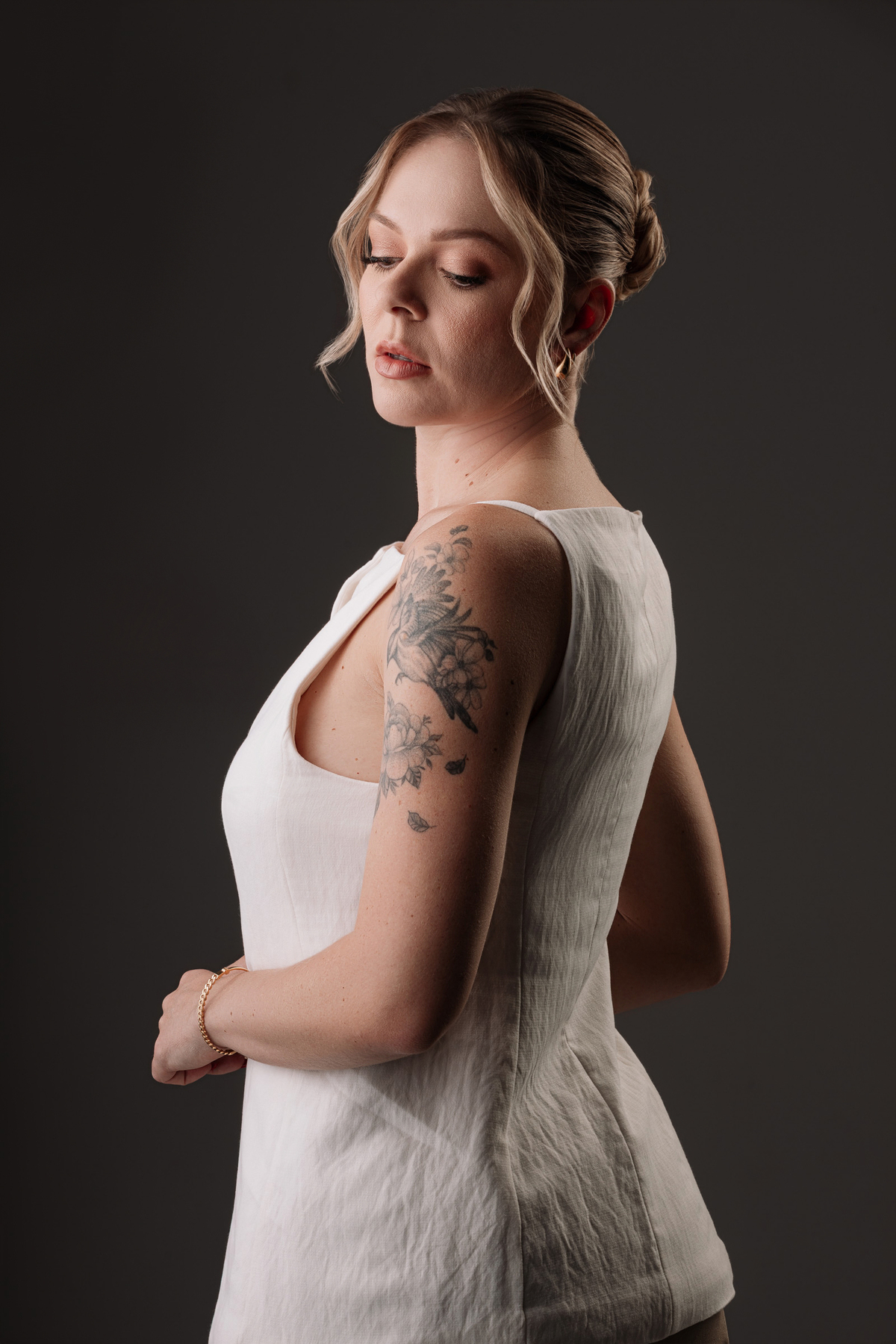 Noiva com maquiagem leve e e foto moderna e estúdio  