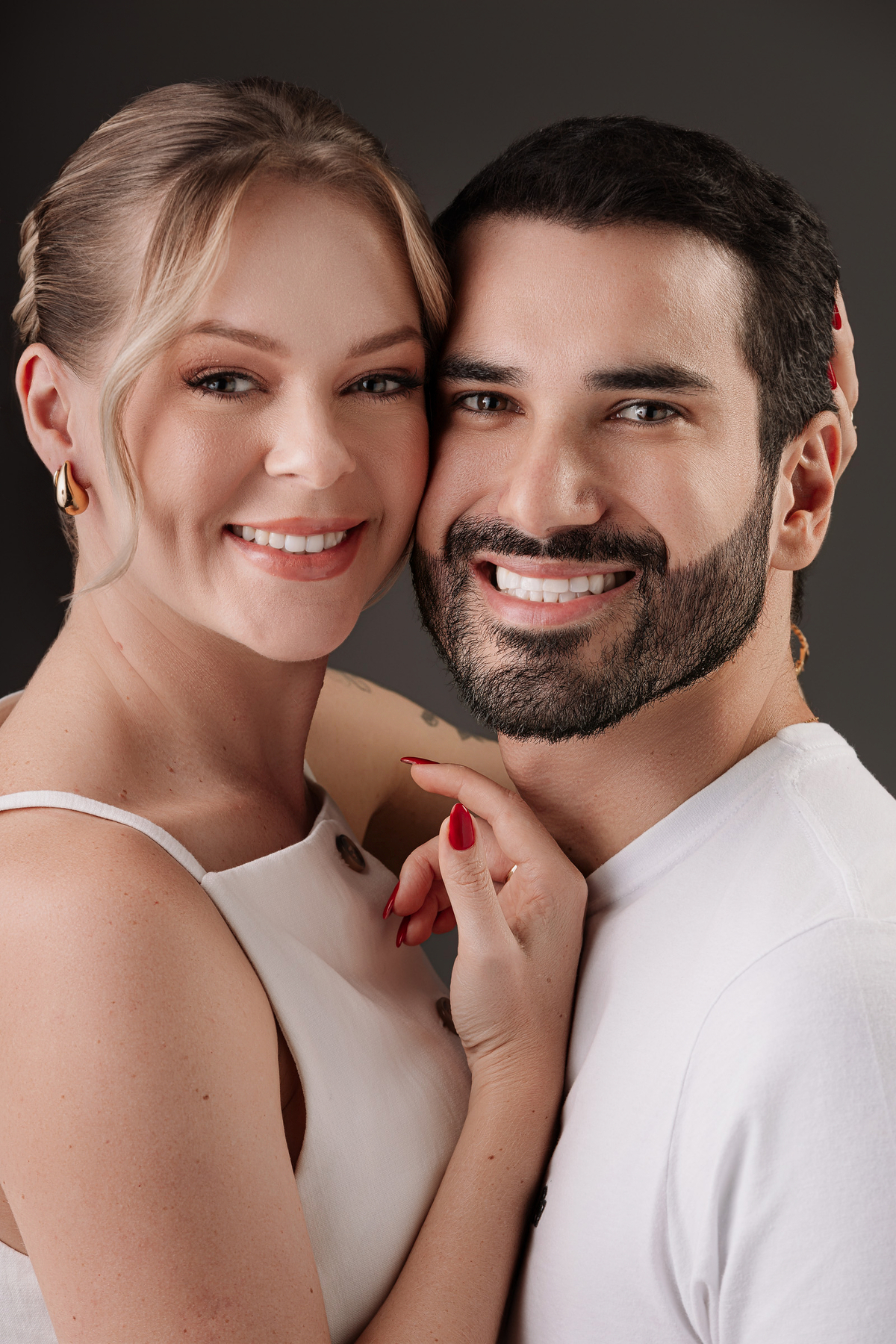 Fotos de casal sorrindo em estúdio fotográfico 
