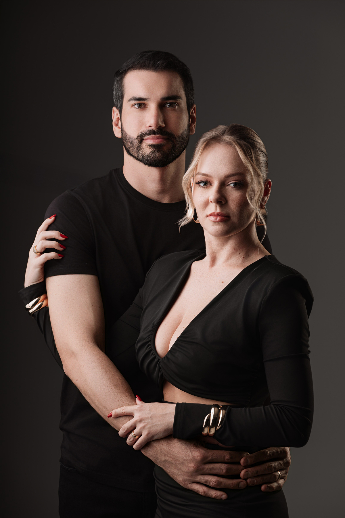 Ensaio fotográfico de casal com look preto em estúdio   