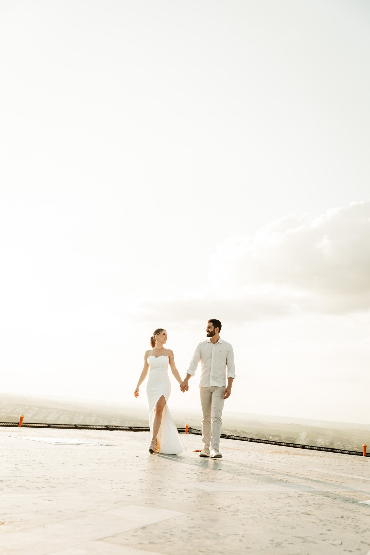 Ideias para fotos de pré wedding ao ar livre cenário urbano 