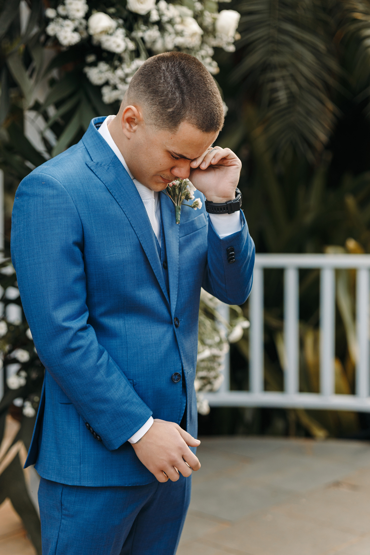 Noivo chorando com terno azul marinho do Flávio Pamplona 