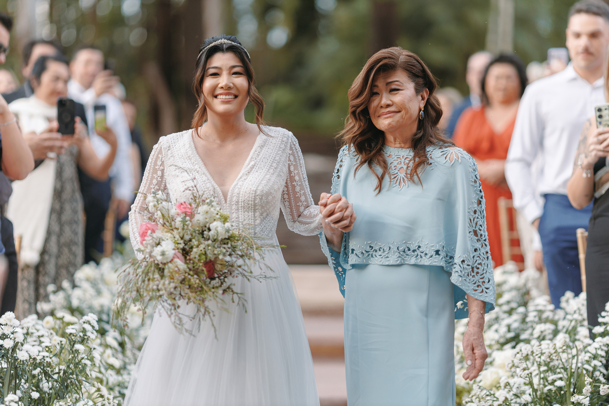Noiva e a Mae entrando no casamento ao ar livre de vestidos Marbo 