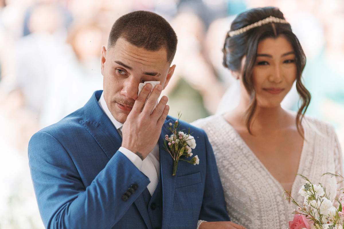 Noivo emocionado com com a noiva ao ar livre 