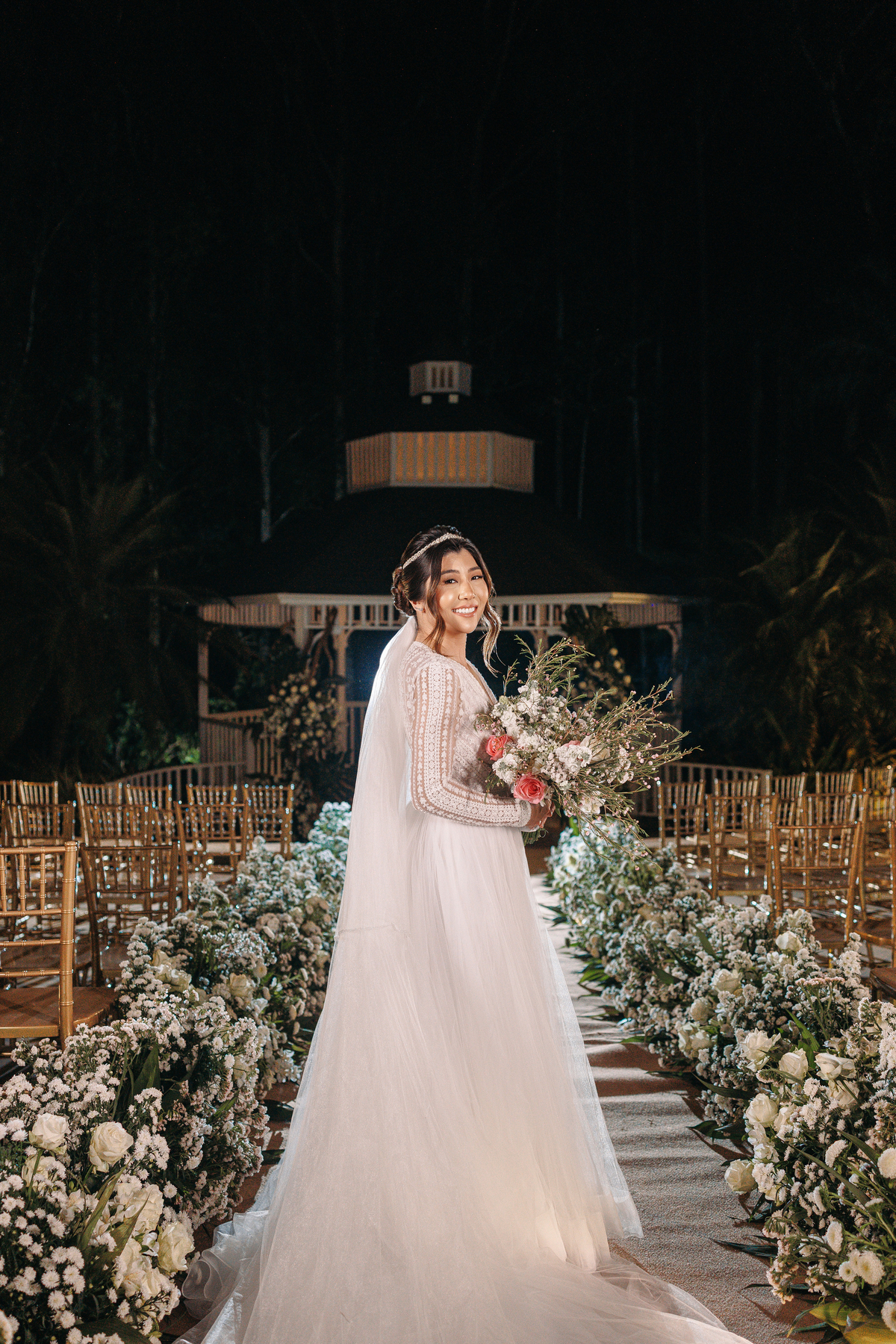 noiva com seu vestido Marbô e penteado preso 