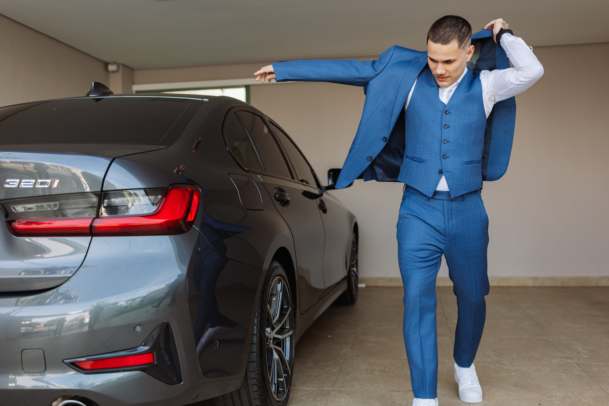 Noivo se arrumando com terno azul marinho Flávio Pamplona 