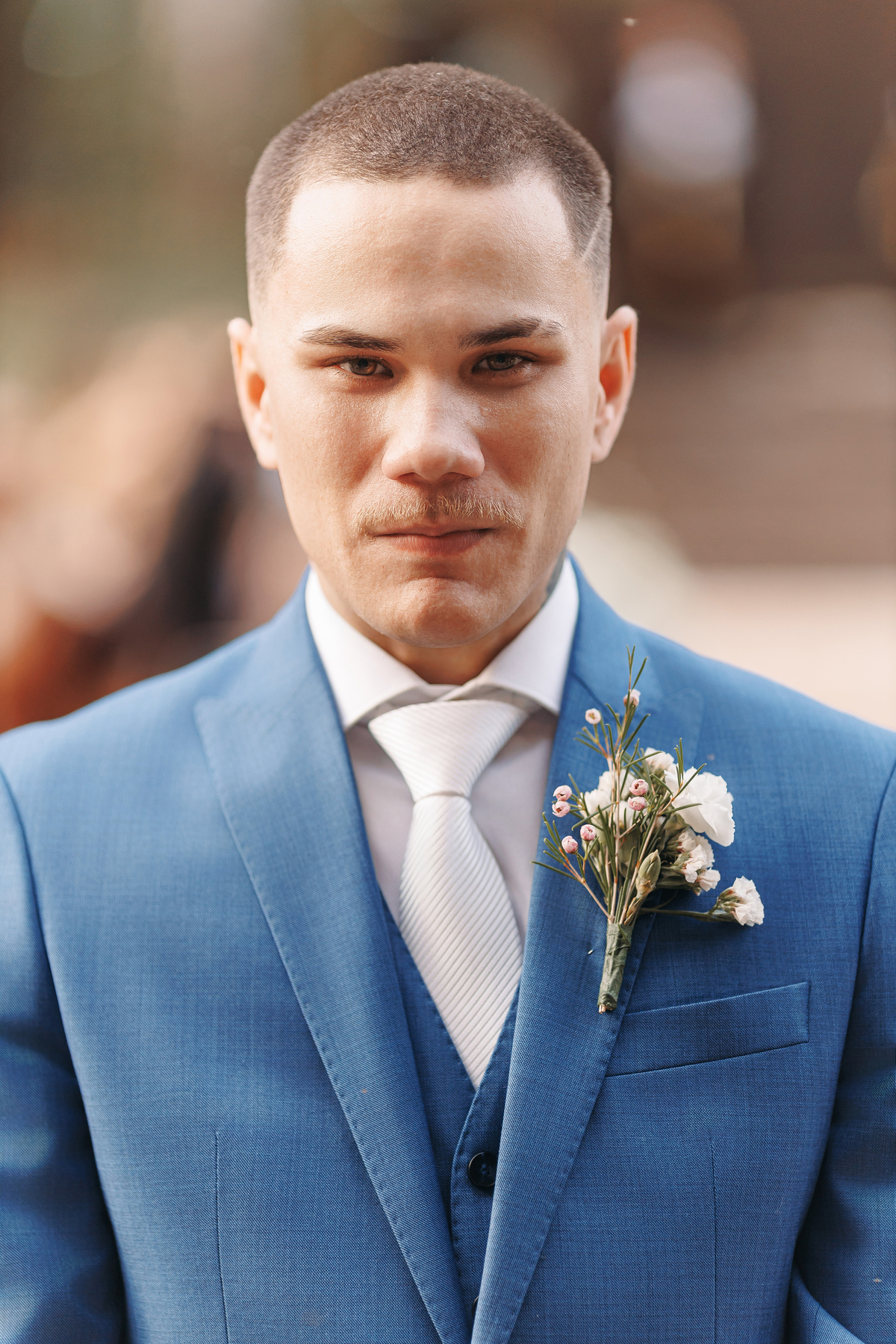 Noivo emocionado no casamento 