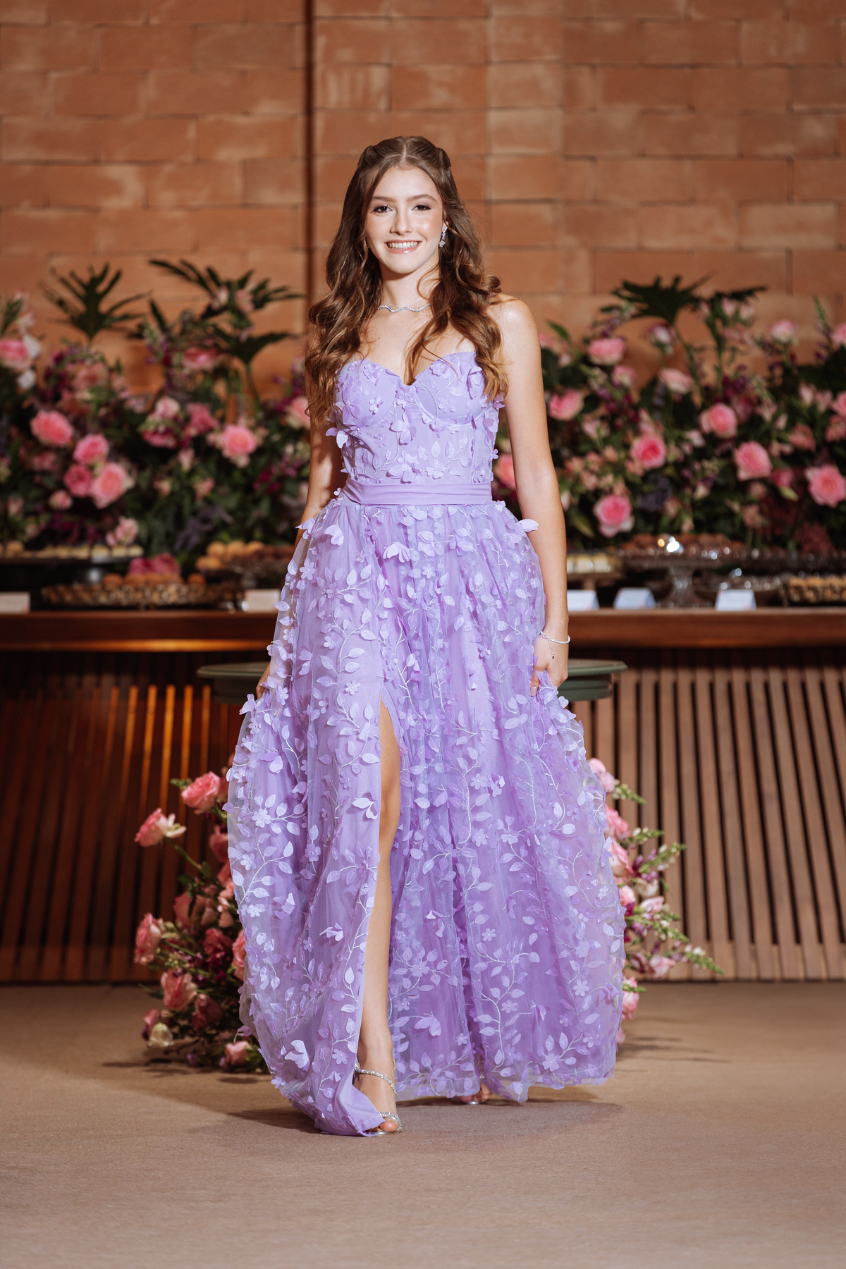 Vestido com fenda para debutante 