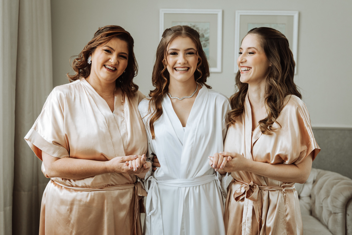 Mae e filhas se arrumando para festa de 15 anos 