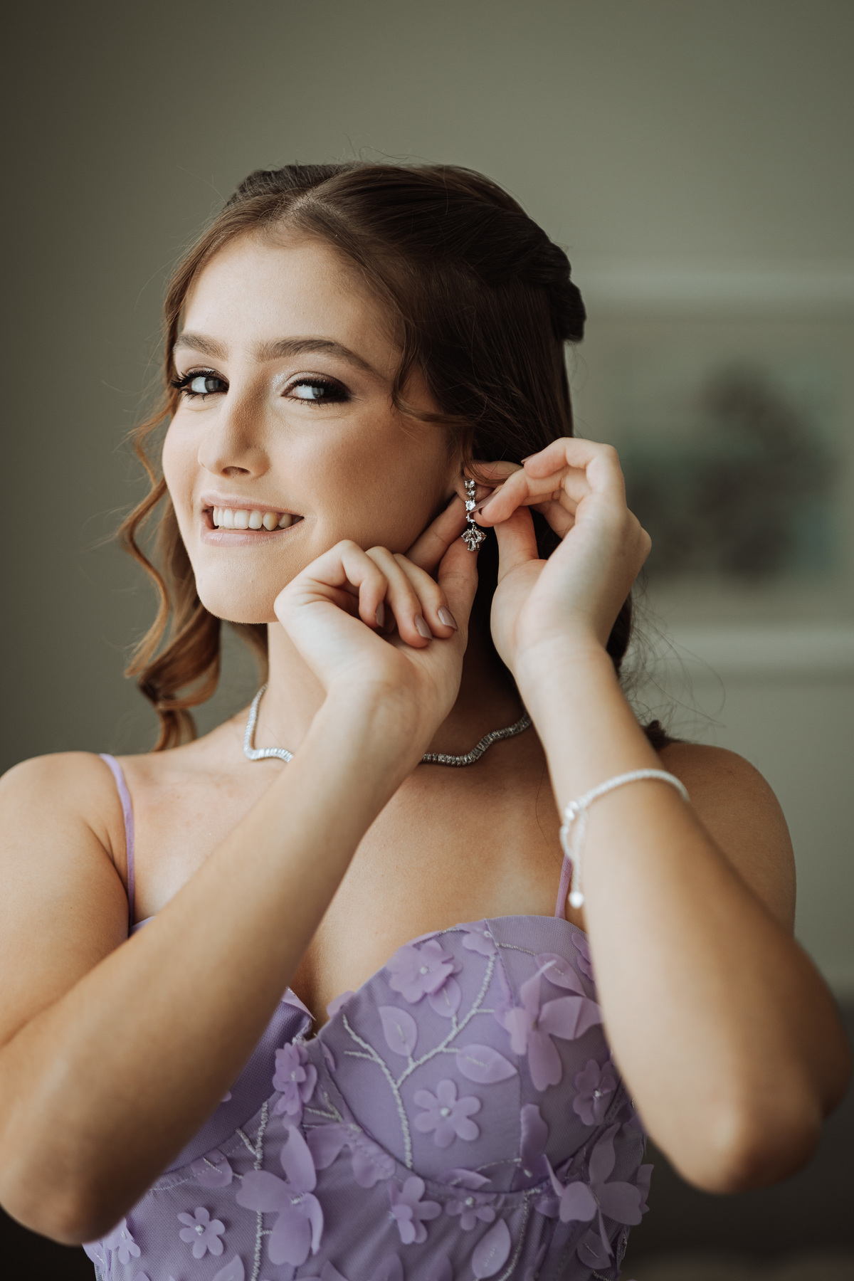 Brinco para festas, debutante se arrumando no salão 