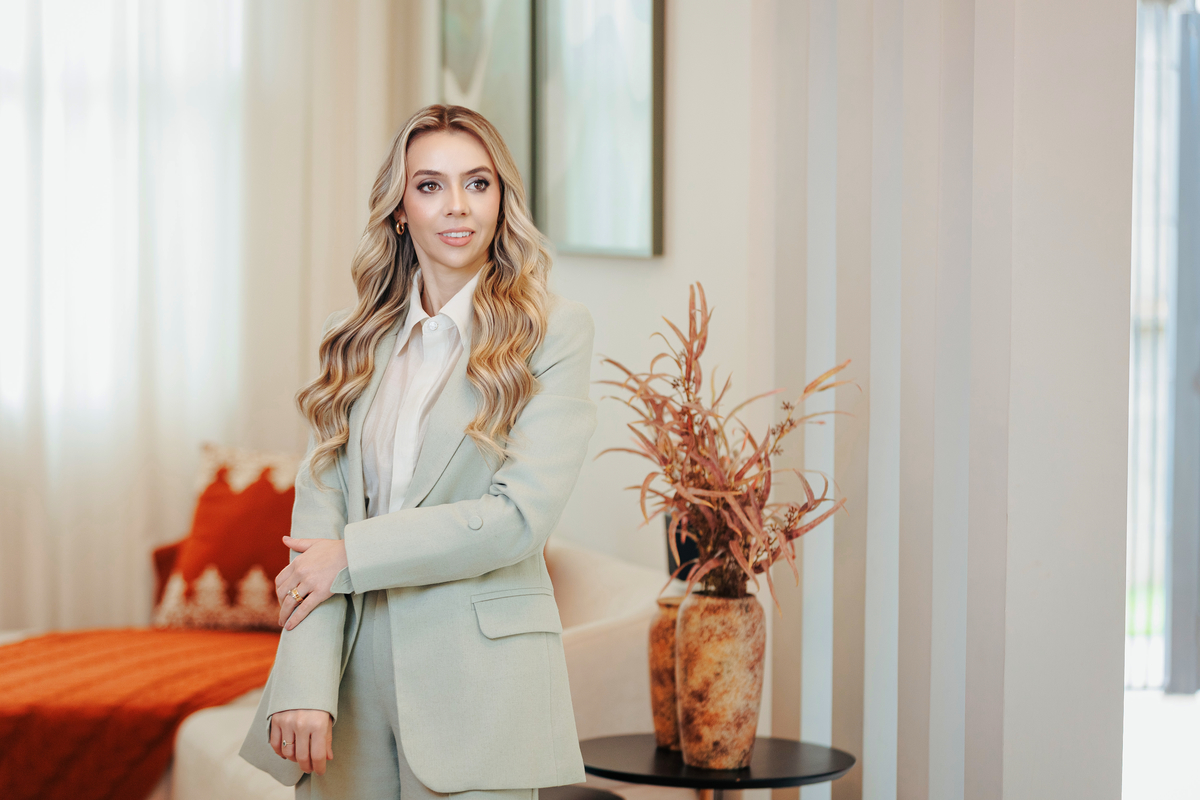 Fotos corporativas com blazer verde para mulheres empreendedoras 