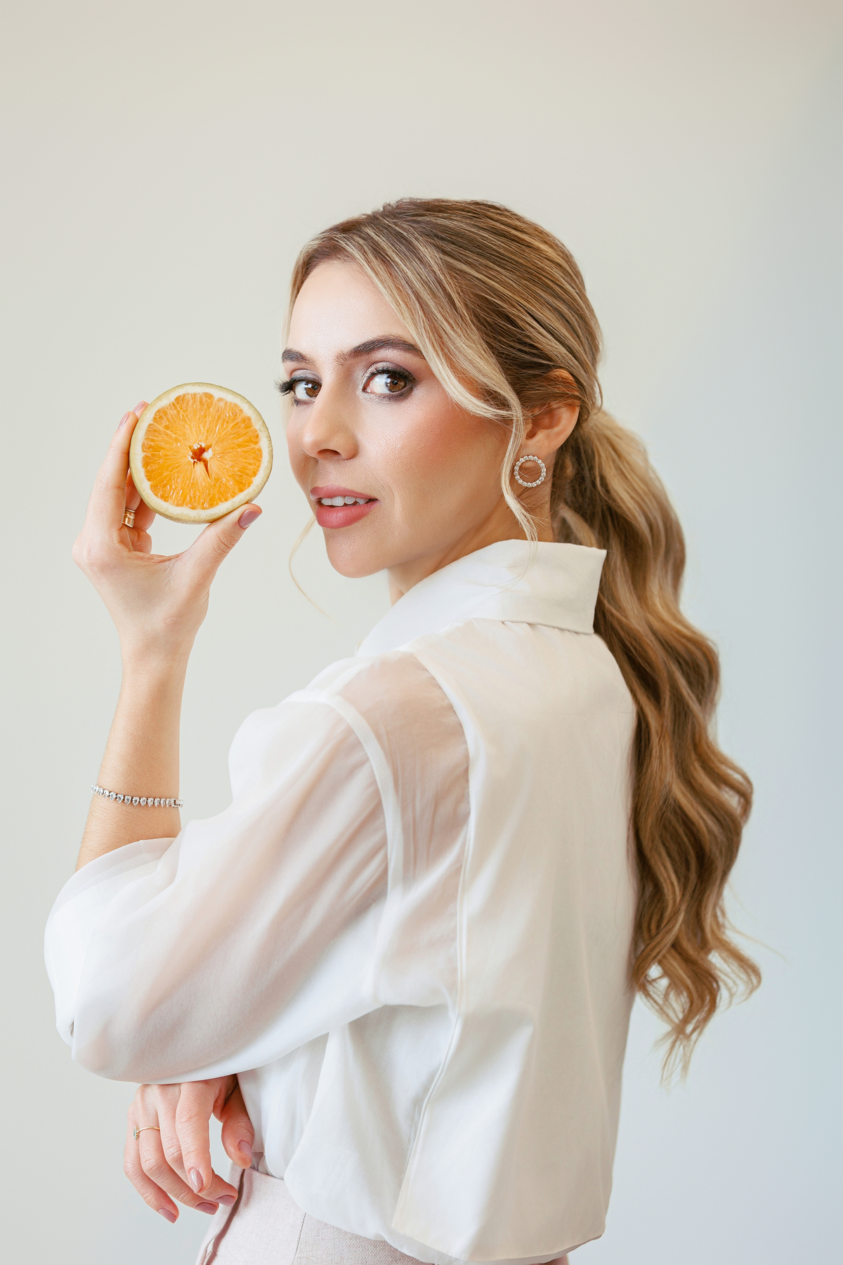 Ensaio corporativo para mulheres nutricionista com looks brancos 