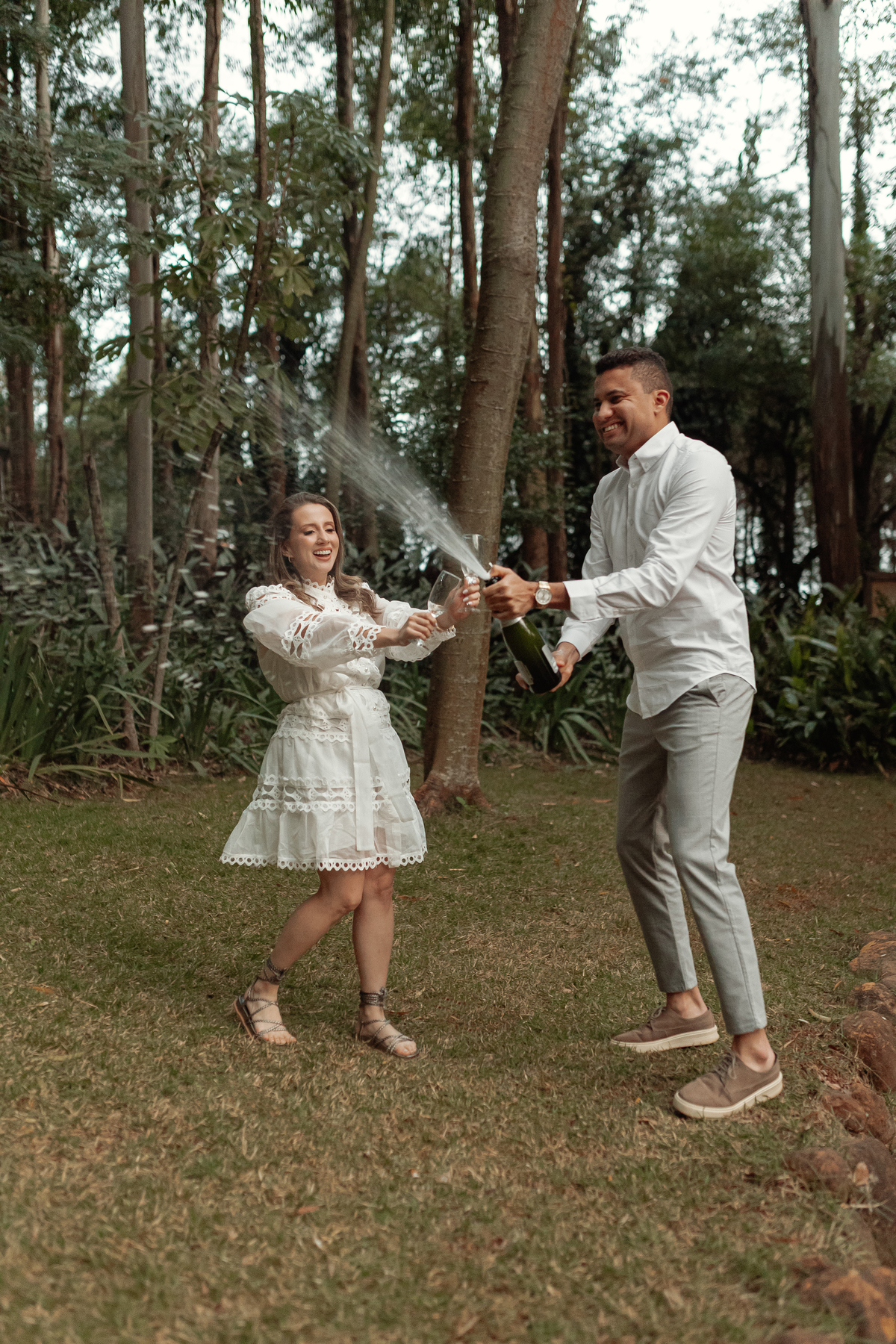 Estilo boho chic, casal no pre-wedding ao livre 