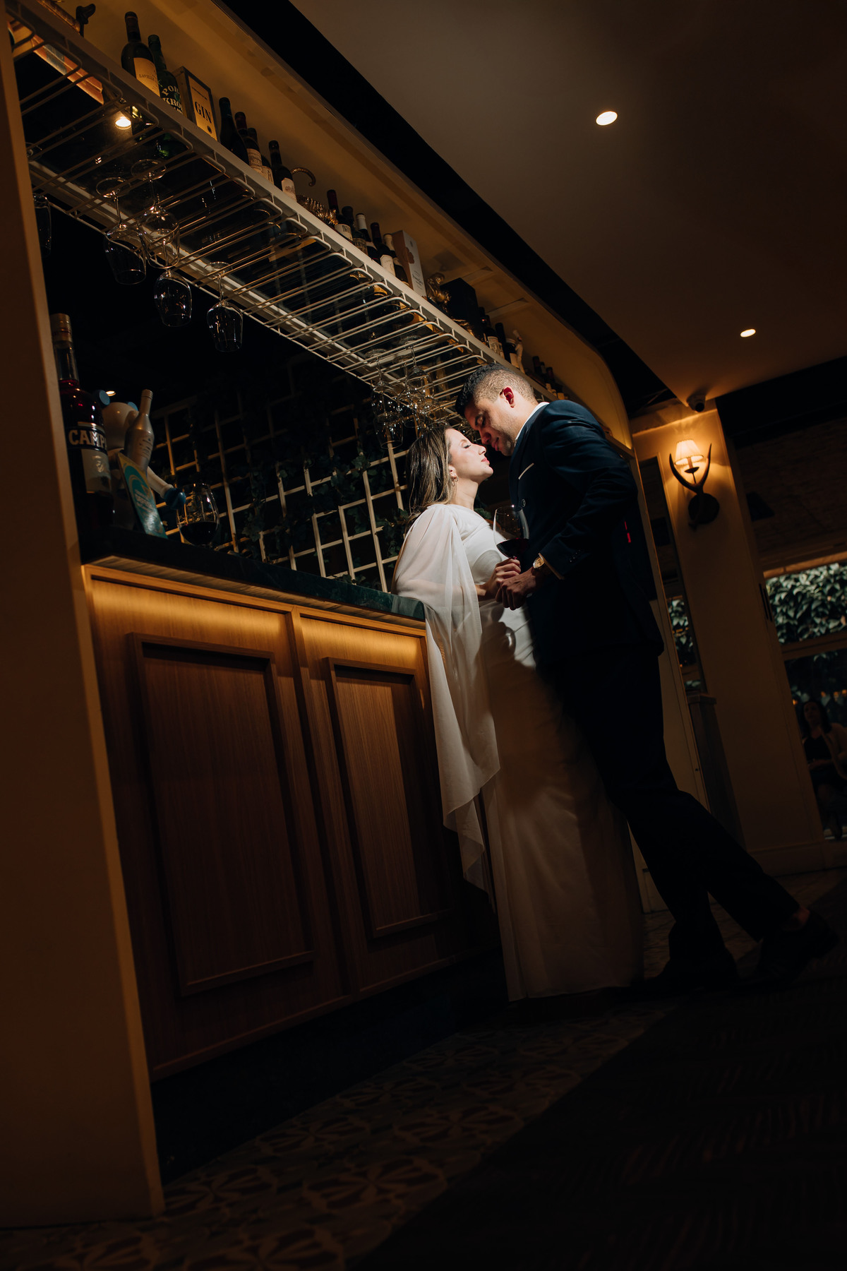 Casal fazendo pré-Wedding em Maringá, pre-wedding em restaurante